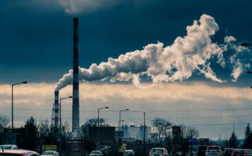 Emissioni di gas serra nell’UE: +0,3% nel primo trimestre del 2026 Foto di Jacek Dylag su Unsplash