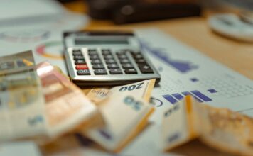 Aumentano le spese per gli europei? Foto di Jakub Żerdzicki su Unsplash