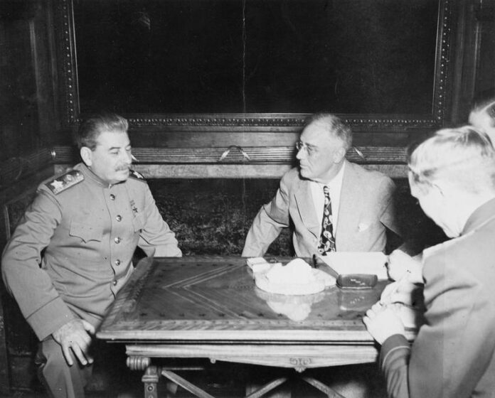 Conferenza di Yalta War Office official photographer, Public domain, via Wikimedia Commons