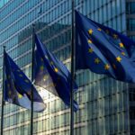 Foto di Marco da Pexels: https://www.pexels.com/it-it/foto/bandiere-amministrazione-pali-della-bandiera-commissione-europea-13153479/