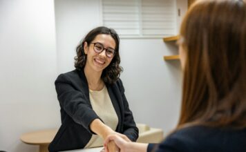 Lavoro e qualità tornano sotto lo sguardo europeo Foto di Resume Genius su Unsplash